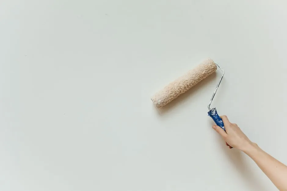 Préparation, sous-couche et gestes de pose pour un rendu net au rouleau.